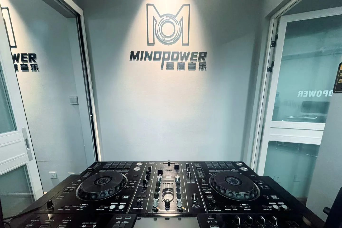 曼度音乐 CDJ 与混音台训练空间