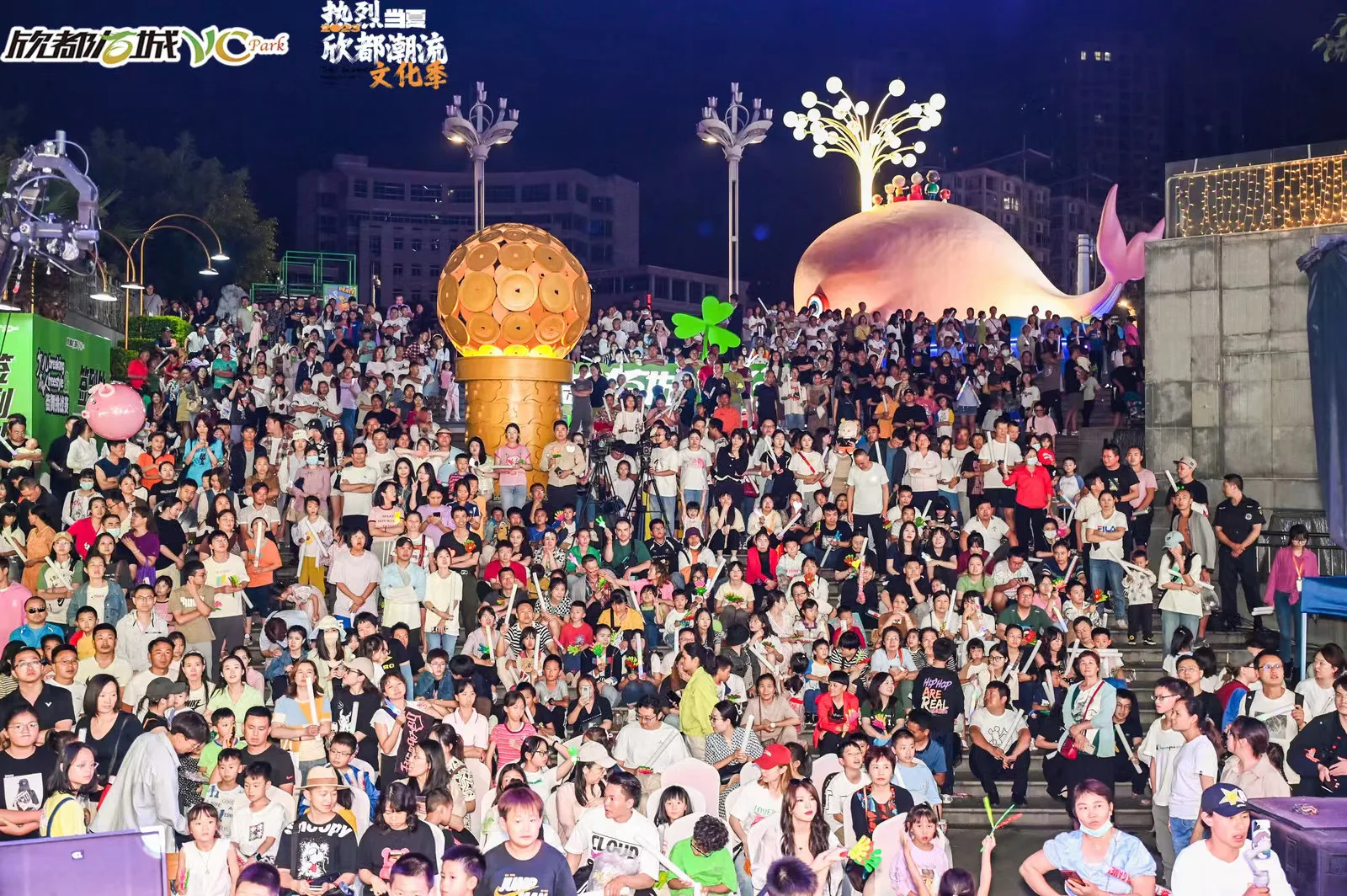 舞台前聚集的大量观众